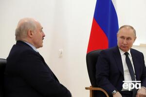 Путин (справа) может попытаться заставить Лукашенко (слева) согласиться на наземную военную операцию в Украине