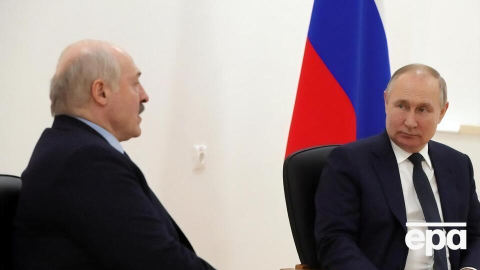 Путин (справа) может попытаться заставить Лукашенко (слева) согласиться на наземную военную операцию в Украине