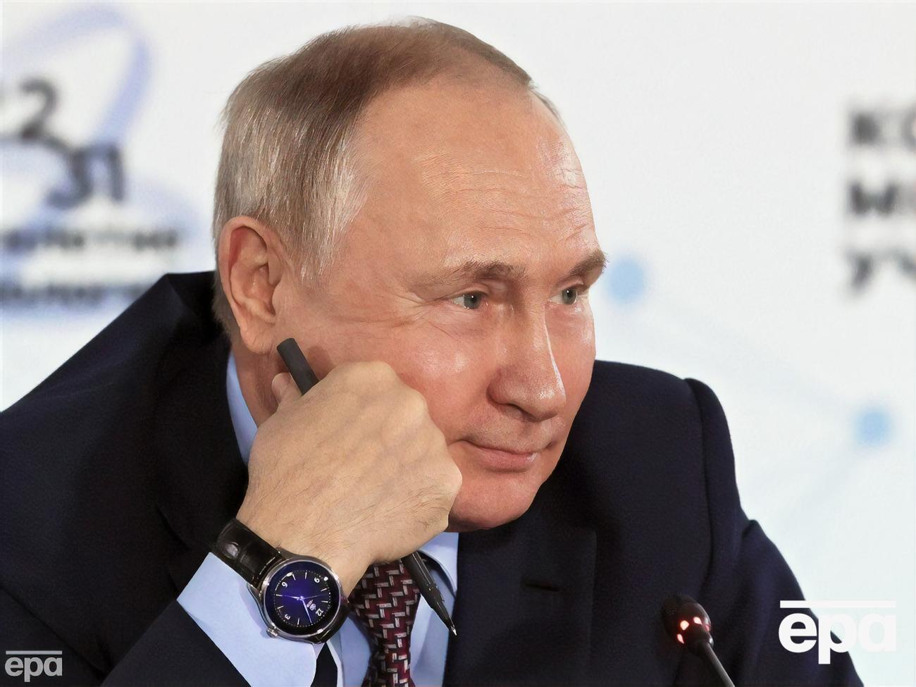 На думку Галлямова, Путін дотримується погляду, що "місце жінки – у сім'ї, на кухні, на жіночій половині дому"