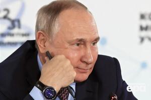 По мнению Галлямова, Путин придерживается точки зрения, что "место женщины – в семье, на кухне, на женской половине дома"