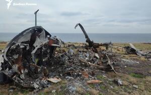 Разрушенные здания и уничтоженная техника. СМИ показали, как сейчас выглядит Змеиный. Фоторепортаж