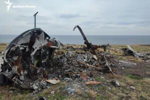 Зруйновані будівлі та знищена техніка. ЗМІ показали, який вигляд зараз має Зміїний. Фоторепортаж