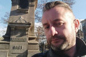 Жадан: Да – несколько недель назад был в Днепре. Да – фотографировался. Да – не имею к этому никакого отношения