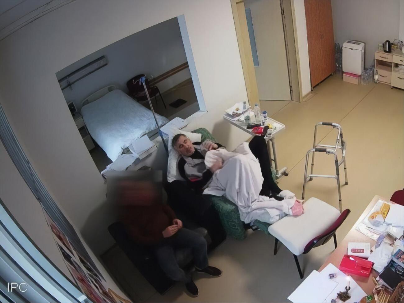 Саакашвили с мая находится в клинике "Вивамеди" в Тбилиси. Защита политика сообщила, что у него диагностировали несколько серьезных заболеваний