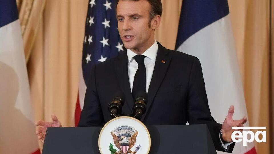 Макрон: Ми маємо поважати право українців самим визначити момент і умови, на яких вони вестимуть перемовини