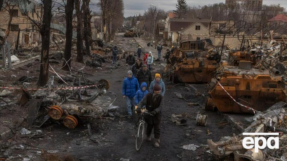 За даними Офісу генпрокурора, підсудні били та катували жителів села у Київській області під час окупації