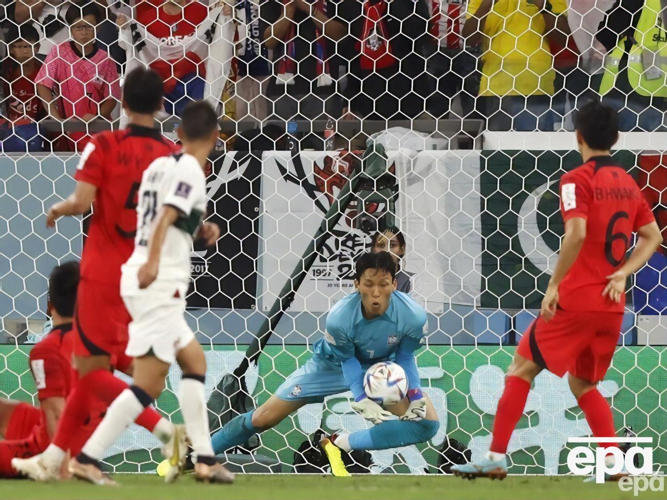 Южнокорейским&nbsp;футболистам (в красных футболках) удалось выиграть у Португалии