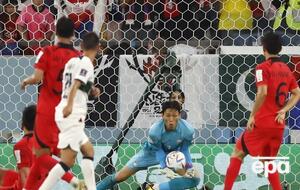 Южнокорейским футболистам (в красных футболках) удалось выиграть у Португалии