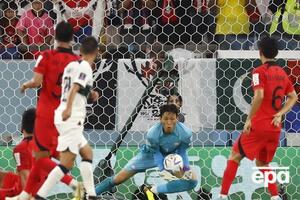 Південнокорейським футболістам (у червоних футболках) вдалося виграти у Португалії