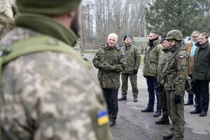Боррель пообщался с военными из Украины в Польше