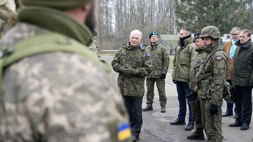 Боррель поспілкувався з військовими з України в Польщі