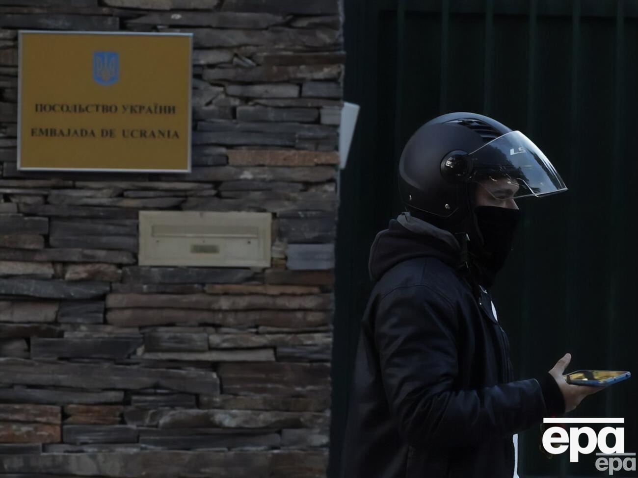 Іспанська поліція оточувала район, де розташоване посольство України