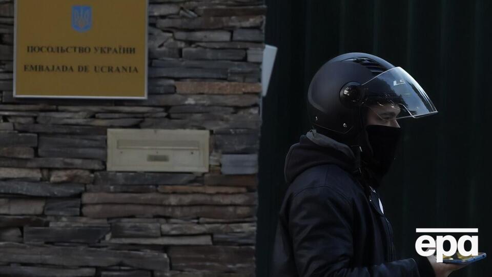 Іспанська поліція оточувала район, де розташоване посольство України