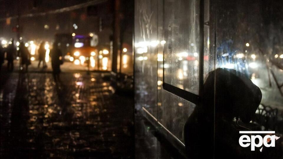 Через російські атаки в Україні почали вводити тимчасові вимкнення світла