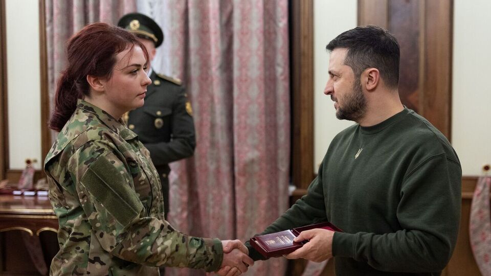 Зеленський вручив державні нагороди українським захисникам і захисницям, звільненим із російського полону