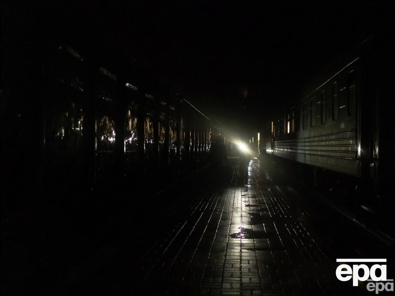 Ремонтные бригады энергетиков приступили к работе, чтобы вернуть электропитание в Херсоне, рассказали в ОВА