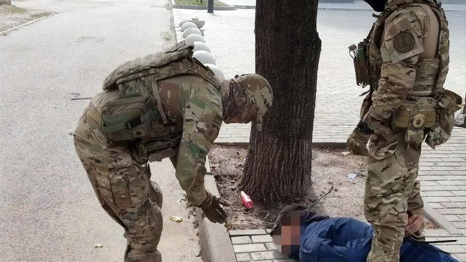 Наразі правоохоронці перевіряють причетність фігуранта до підготовки диверсій російських спецслужб