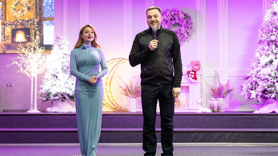 Тина Кароль и Монастырский вручили детям подарки