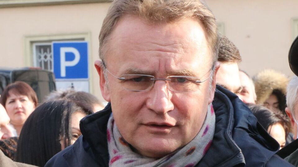 Садовый: Когда пропадает электричество – а оно у нас дома пропадает каждый день, – включается этот генератор, он заряжает аккумуляторные батареи, которые дают электричество для первых нужд