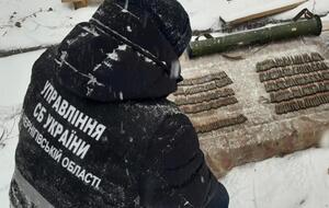 Среди найденного – десятки ящиков с реактивными снарядами и боеприпасами к противотанковому вооружению, а также патроны разного калибра