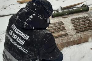 Серед виявленого – десятки ящиків із реактивними снарядами і боєприпасами до протитанкового озброєння, а також набої різного калібру