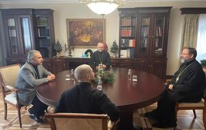 Еленский (слева) обсудил с главами украинских церквей "ряд проблем государственно-церковного партнерства"