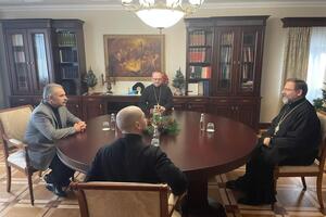 Еленский (слева) обсудил с главами украинских церквей "ряд проблем государственно-церковного партнерства"