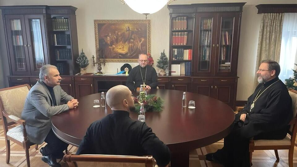 Єленський (ліворуч) обговорив із главами українських церков "низку проблем державно-церковного партнерства"