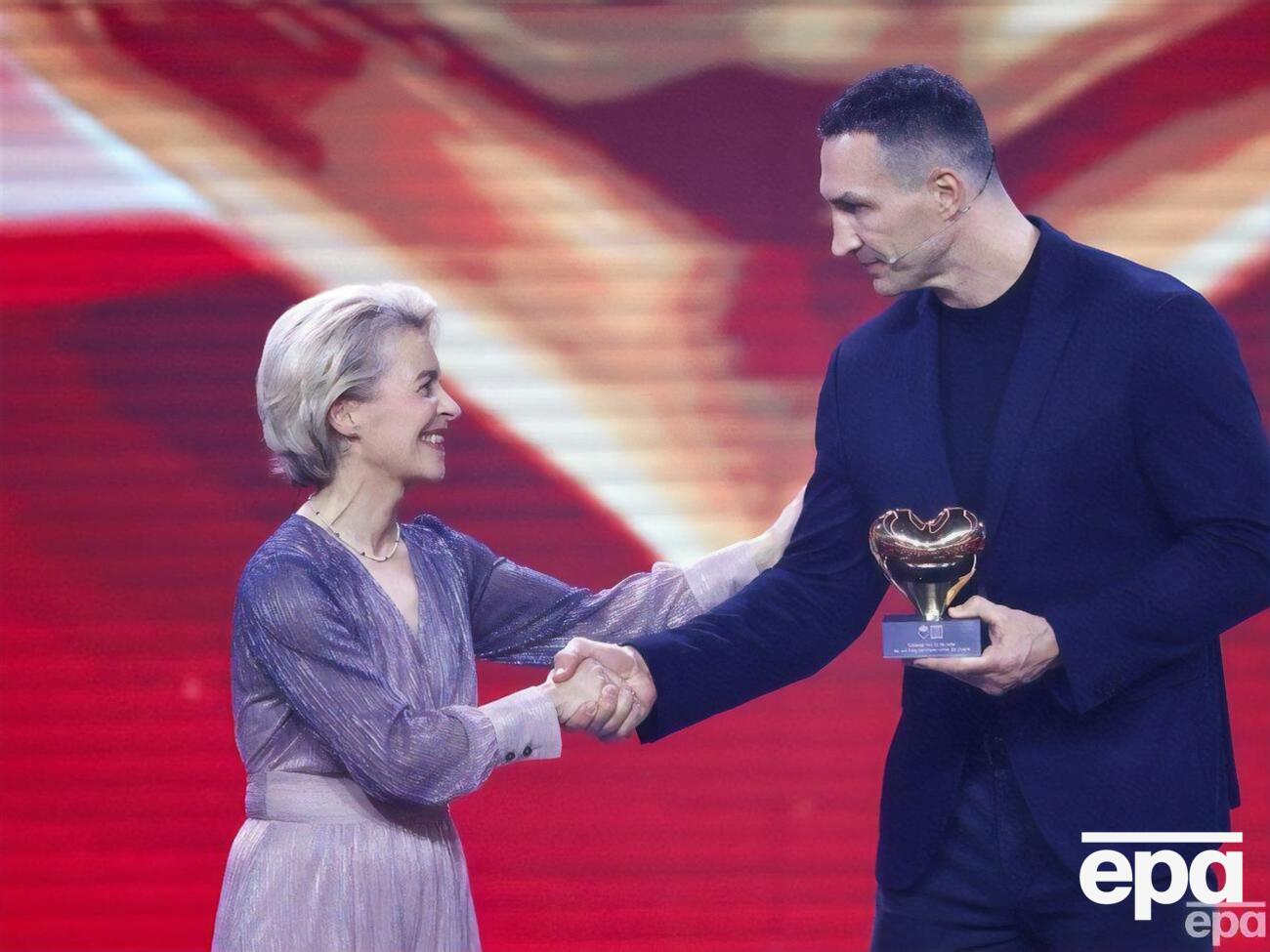 Прийнявши нагороду з рук фон дер Ляєн, Кличко закликав присутніх не зупинятися, надаючи допомогу Україні