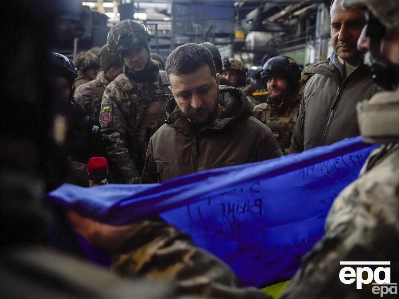 Зеленский, вероятно, повезет в Вашингтон флаг, который ему дали защитники в Бахмуте