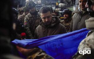 Зеленский, вероятно, повезет в Вашингтон флаг, который ему дали защитники в Бахмуте