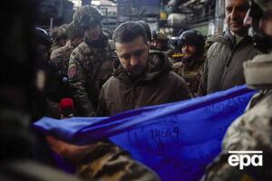 Зеленский, вероятно, повезет в Вашингтон флаг, который ему дали защитники в Бахмуте