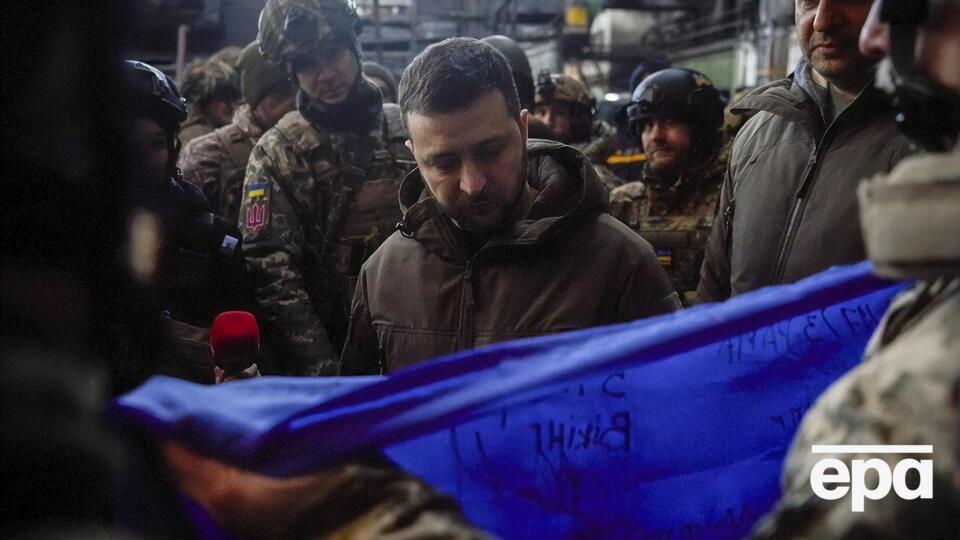 Зеленський, імовірно, повезе у Вашингтон прапор, який йому дали захисники в Бахмуті