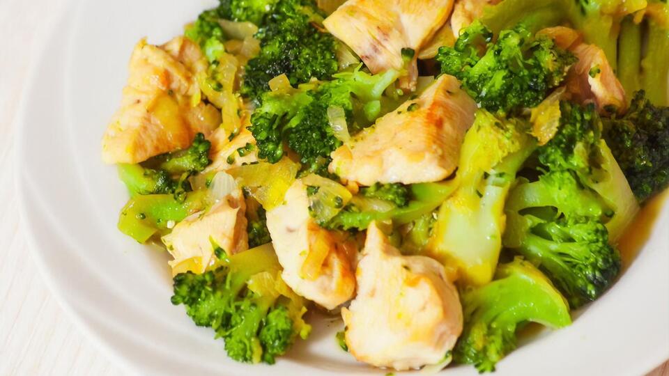 Курица с брокколи – популярное в Гонконге блюдо
