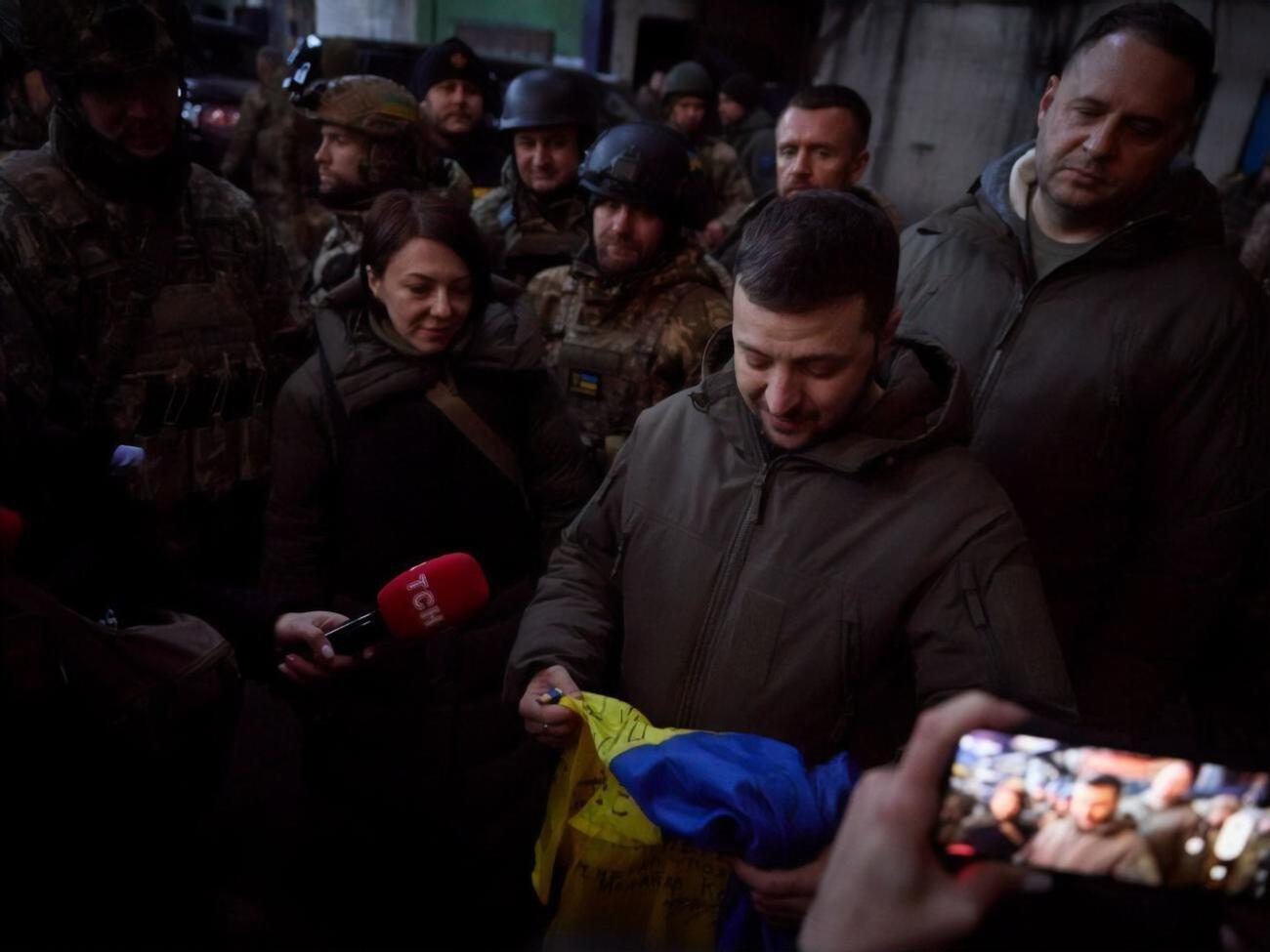 Военные попросили Зеленского передать флаг