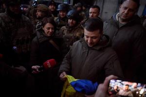 Прапор Зеленського попросили передати військові