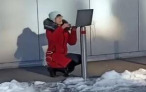 Учительница провела урок, установив ноутбук на столбе