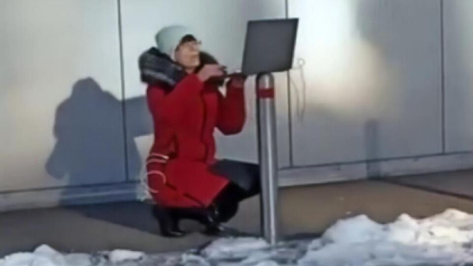 Учительница провела урок, установив ноутбук на столбе