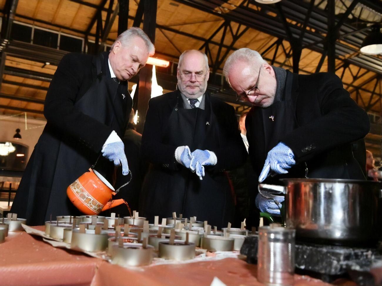 Науседа, Карис и Левитс сделали свечи для ВСУ