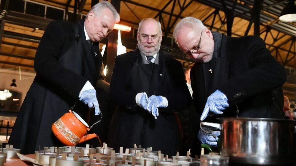 Науседа, Карис и Левитс сделали свечи для ВСУ