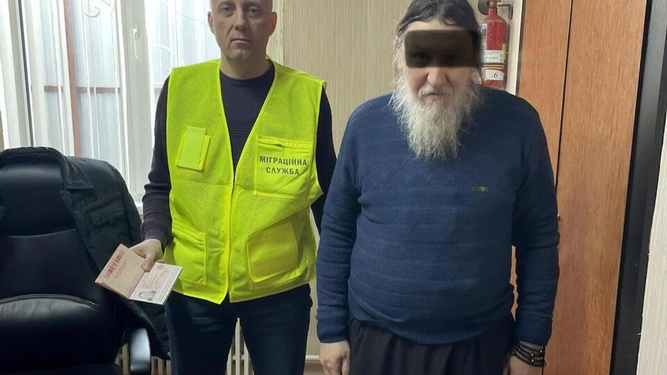 У священнослужителя закінчився строк дії посвідки на проживання