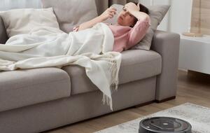 Робот-пилосос уміє не лише прибирати, а й фотографувати господарів у несподіваних ракурсах