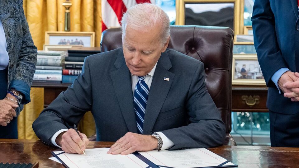 Байден (на фото) подписал меморандум на фоне визита Зеленского в США