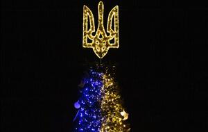 Праздник во время войны. Елки в городах Украины нарядили маскировочными сетками, противотанковыми ежами и осветили от генераторов. Фоторепортаж