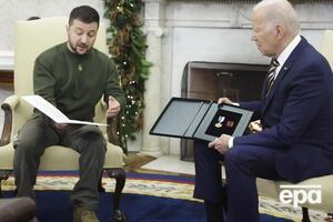 Зеленский передал Байдену крест за боевые заслуги и письмо от военного