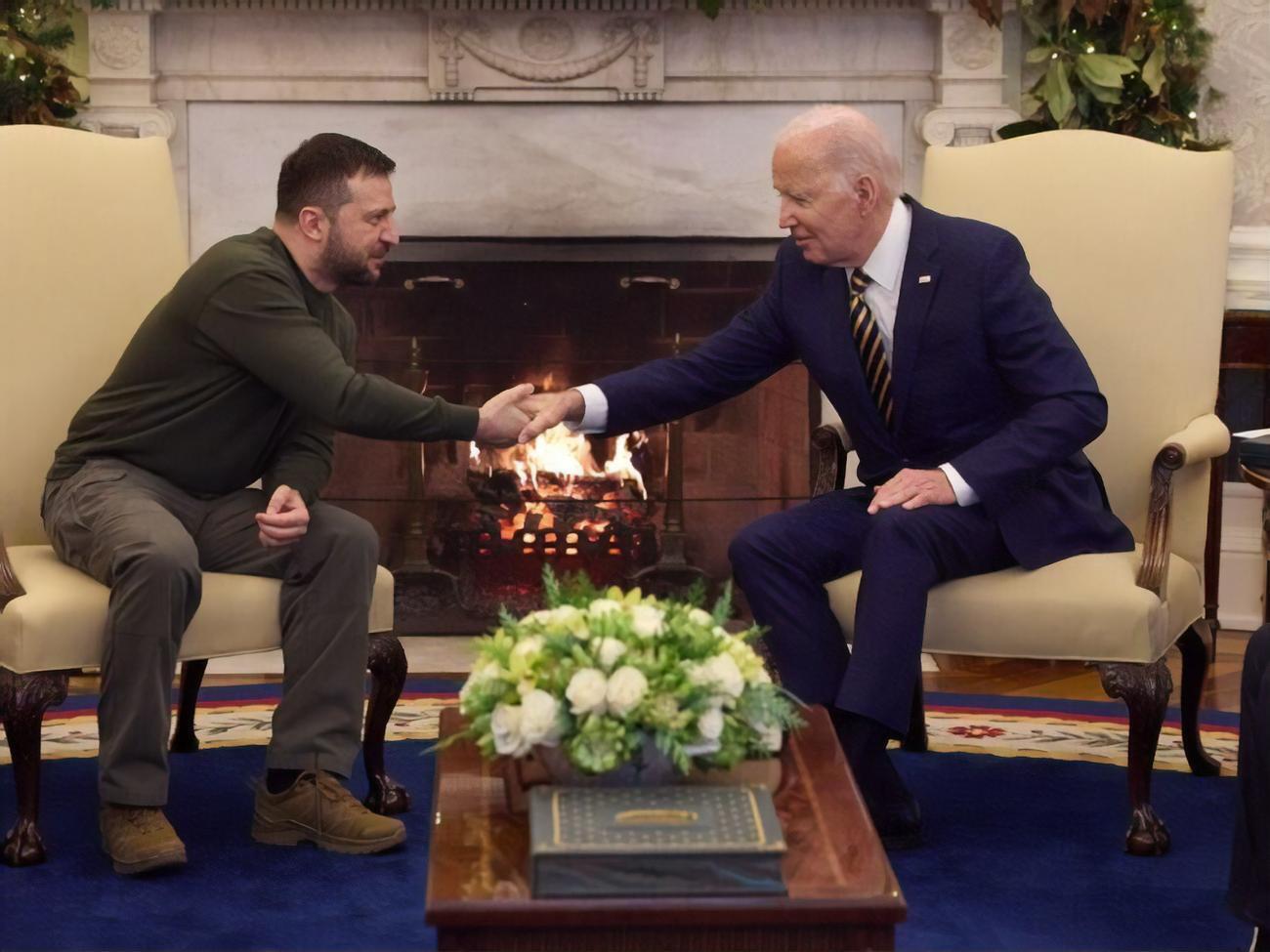 Зеленский поблагодарил Байдена за поддержку народа Украины