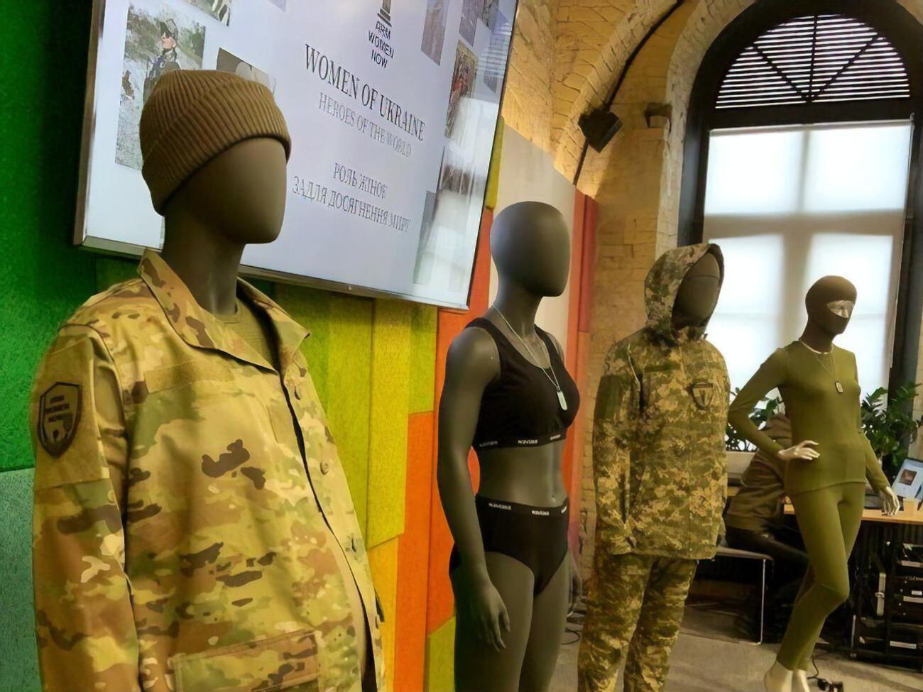 Одяг для жінок із ЗСУ передають безплатно, зазначила організаторка виставки