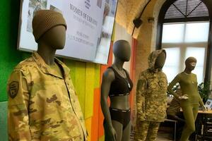 Одяг для жінок із ЗСУ передають безплатно, зазначила організаторка виставки