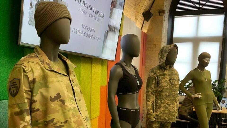 Одяг для жінок із ЗСУ передають безплатно, зазначила організаторка виставки