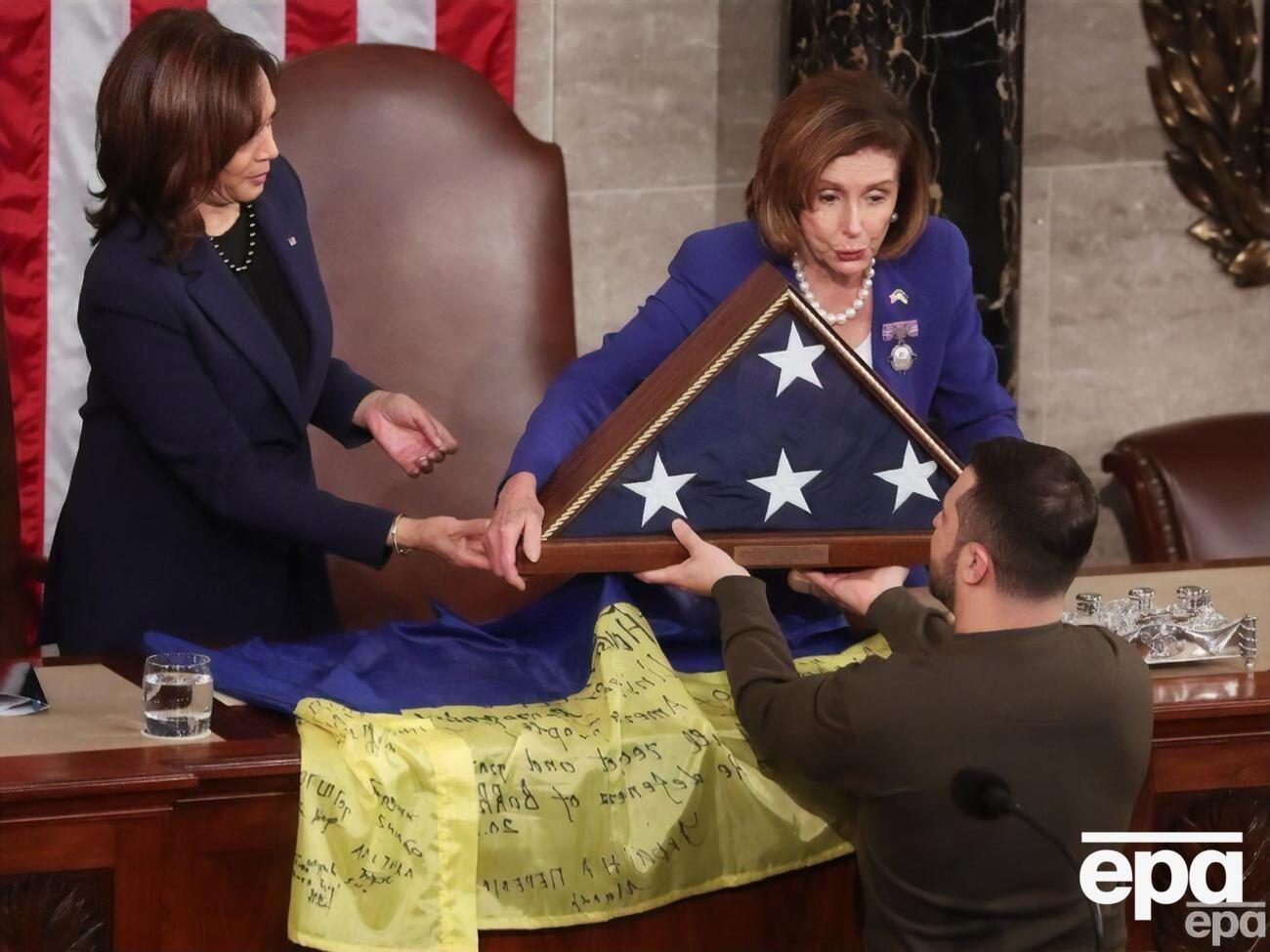 Пелосі вручила Зеленському прапор США, який був над будівлею Капітолія